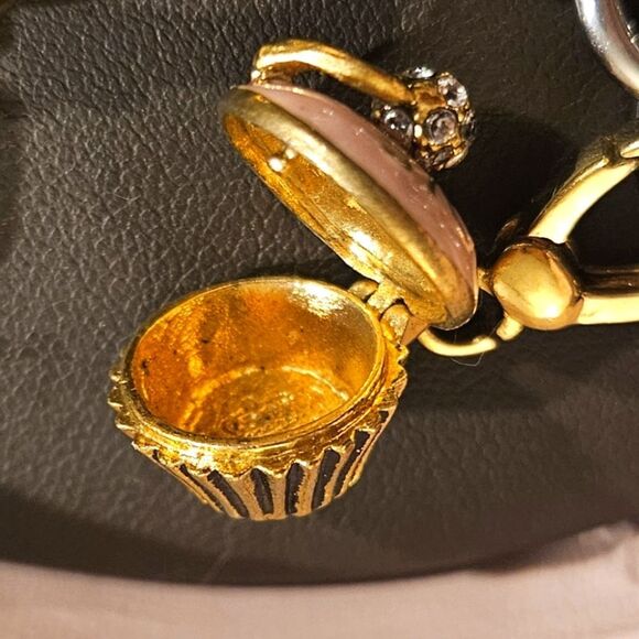 Retired Juicy Couture Bling Open & Close Locket Pink Cupcake Charm Bracelet Love - Picture 1 of 6